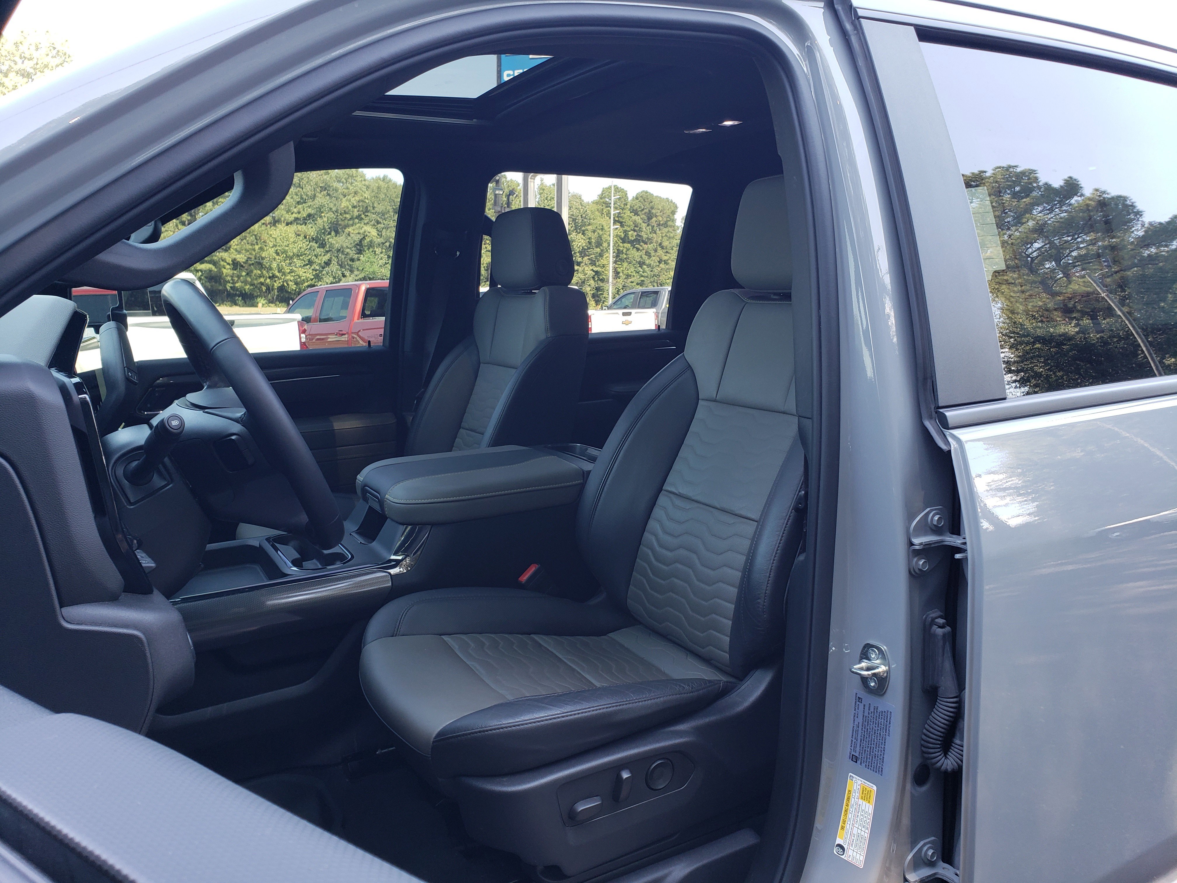 Used 2024 Chevrolet Silverado 2500 ZR2 w/ Technology Package image 29