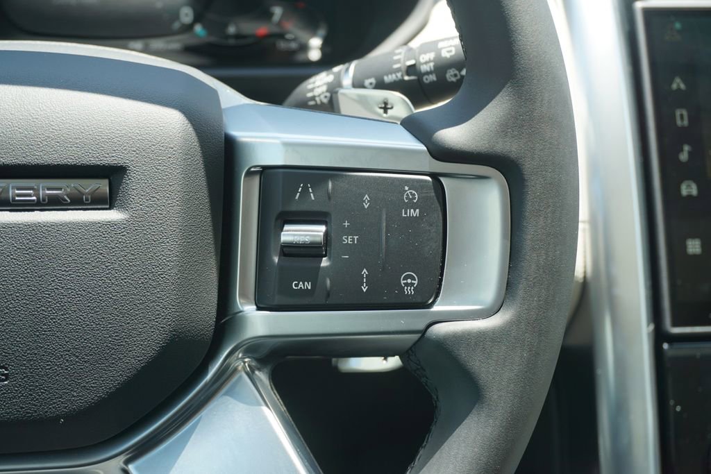New 2025 Land Rover Discovery Dynamic SE image 13