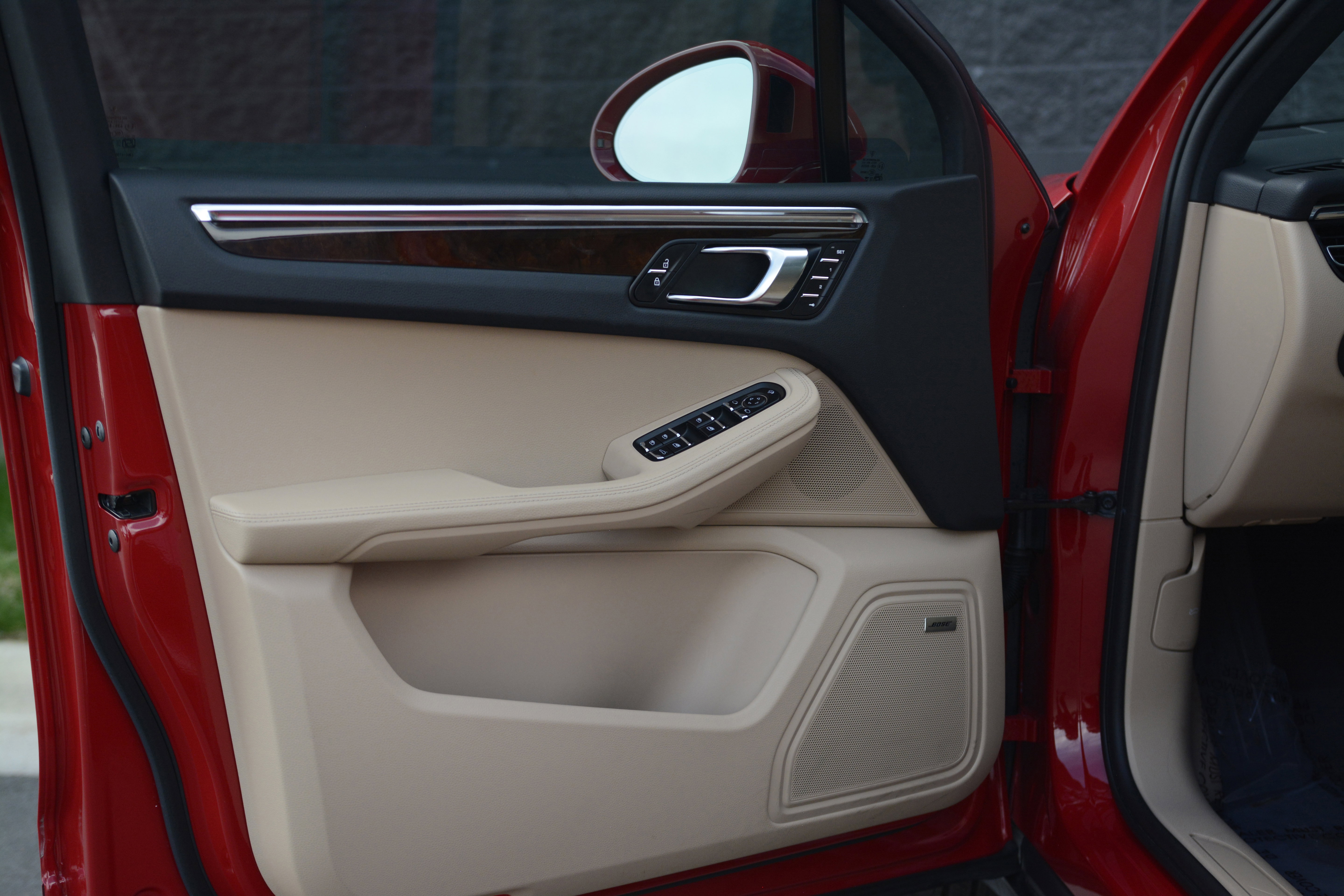 Certified 2025 Porsche Macan image 13