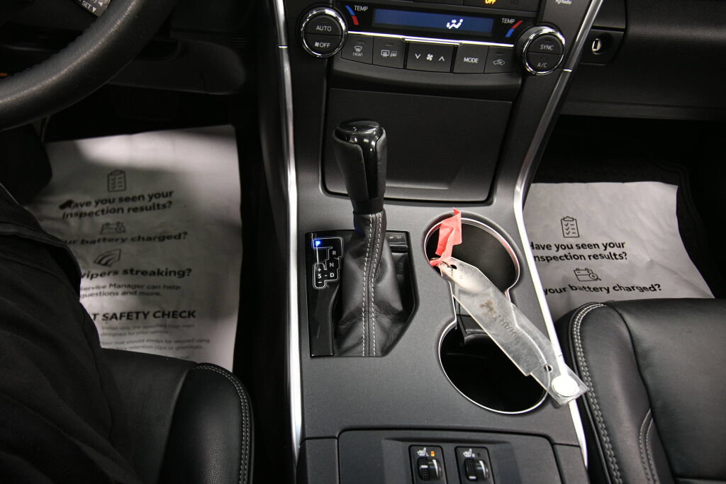 Used 2015 Toyota Camry XLE FWD image 18