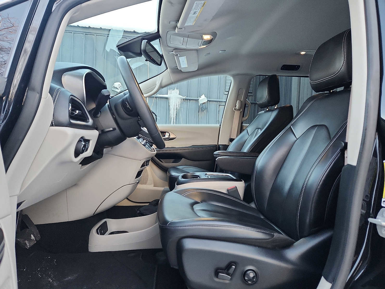 Used 2024 Chrysler Pacifica Select image 13