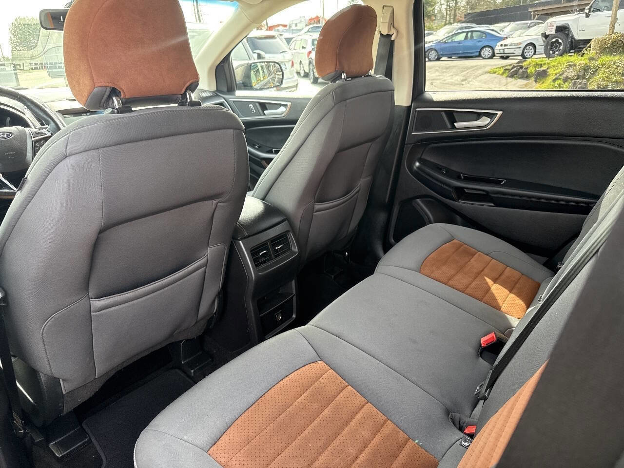 Used 2018 Ford Edge SEL w/ SEL Appearance Package image 25