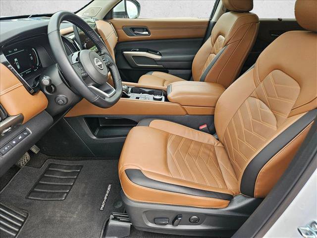 Used 2025 Nissan Pathfinder Platinum image 16