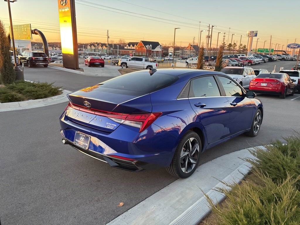 Certified 2023 Hyundai Elantra Limited w/ Preferred Accessory Package image 6