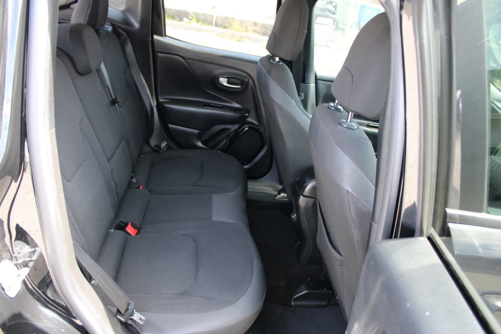 Used 2018 Jeep Renegade Altitude w/ UConnect 8.4 Nav Group image 11