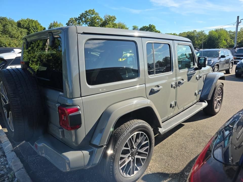 Used 2022 Jeep Wrangler Unlimited Sahara AWD/4WD image 9