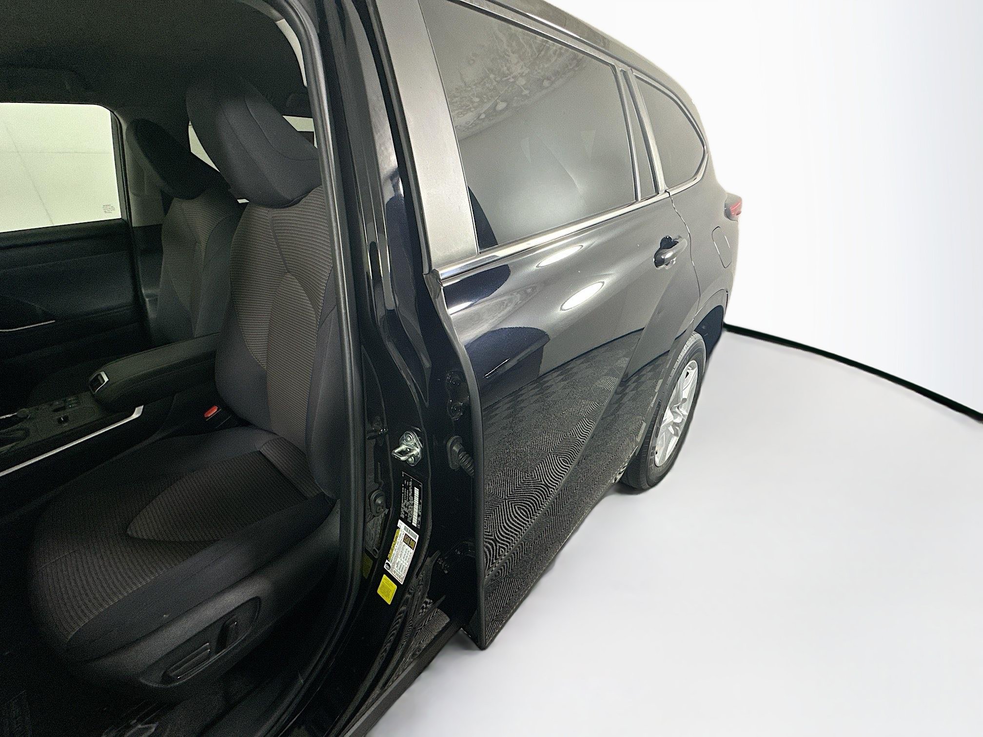 Used 2023 Toyota Highlander L FWD image 12