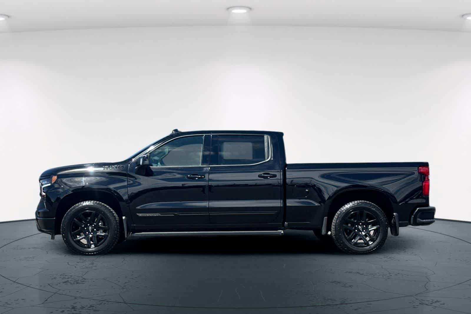 Used 2024 Chevrolet Silverado 1500 High Country w/ Midnight Edition AWD/4WD image 9