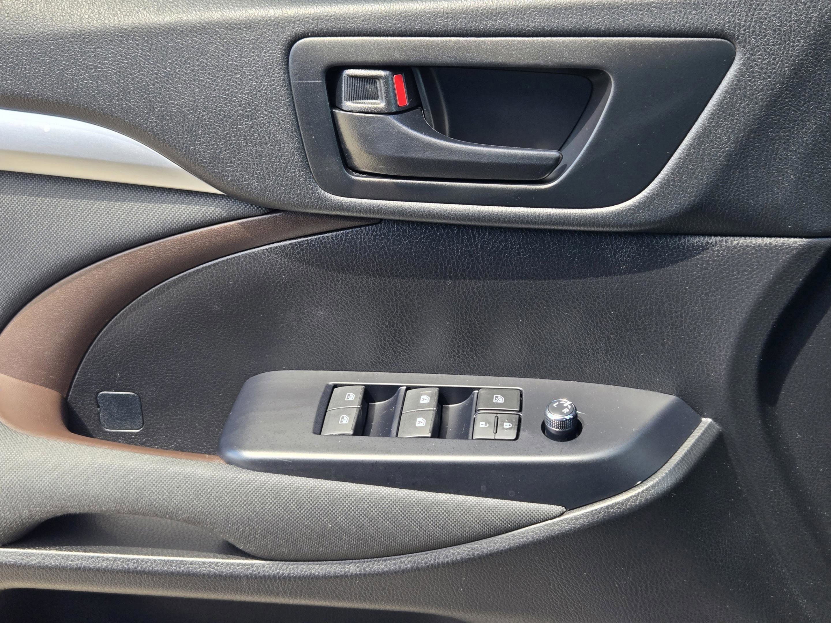 Used 2019 Toyota Highlander LE image 19