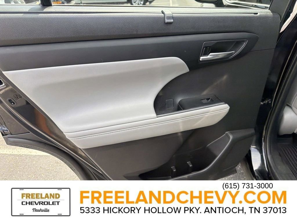 Used 2021 Toyota Highlander XLE FWD image 16