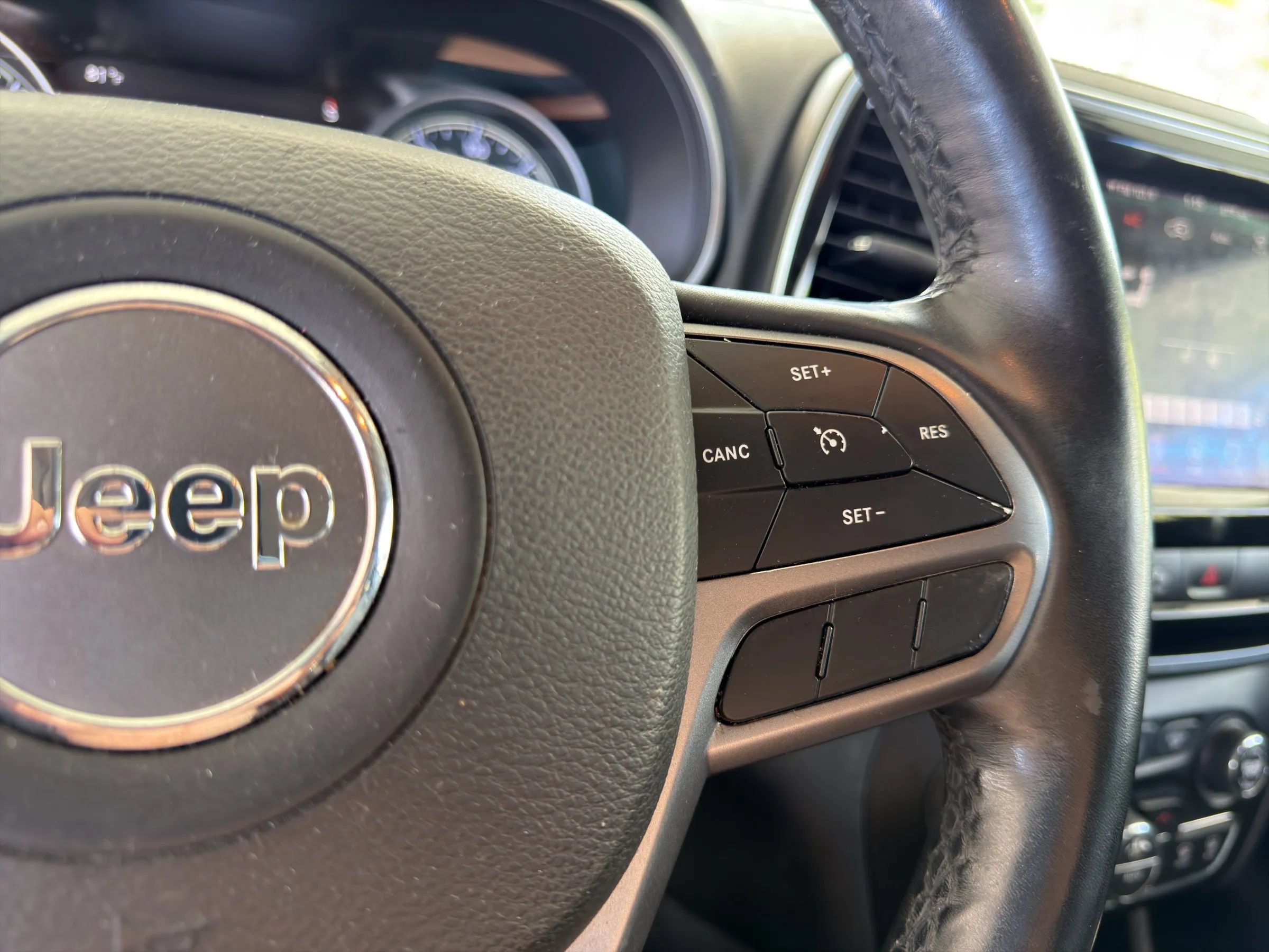 Used 2019 Jeep Cherokee Limited FWD image 30