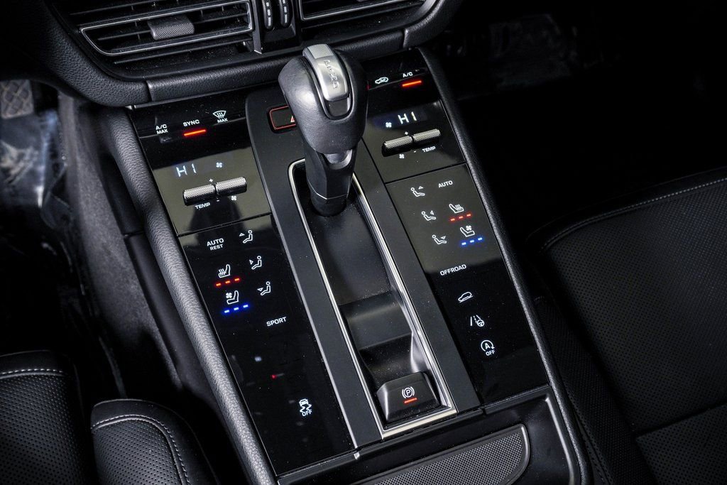 Certified 2024 Porsche Macan w/ Premium Plus Package image 24