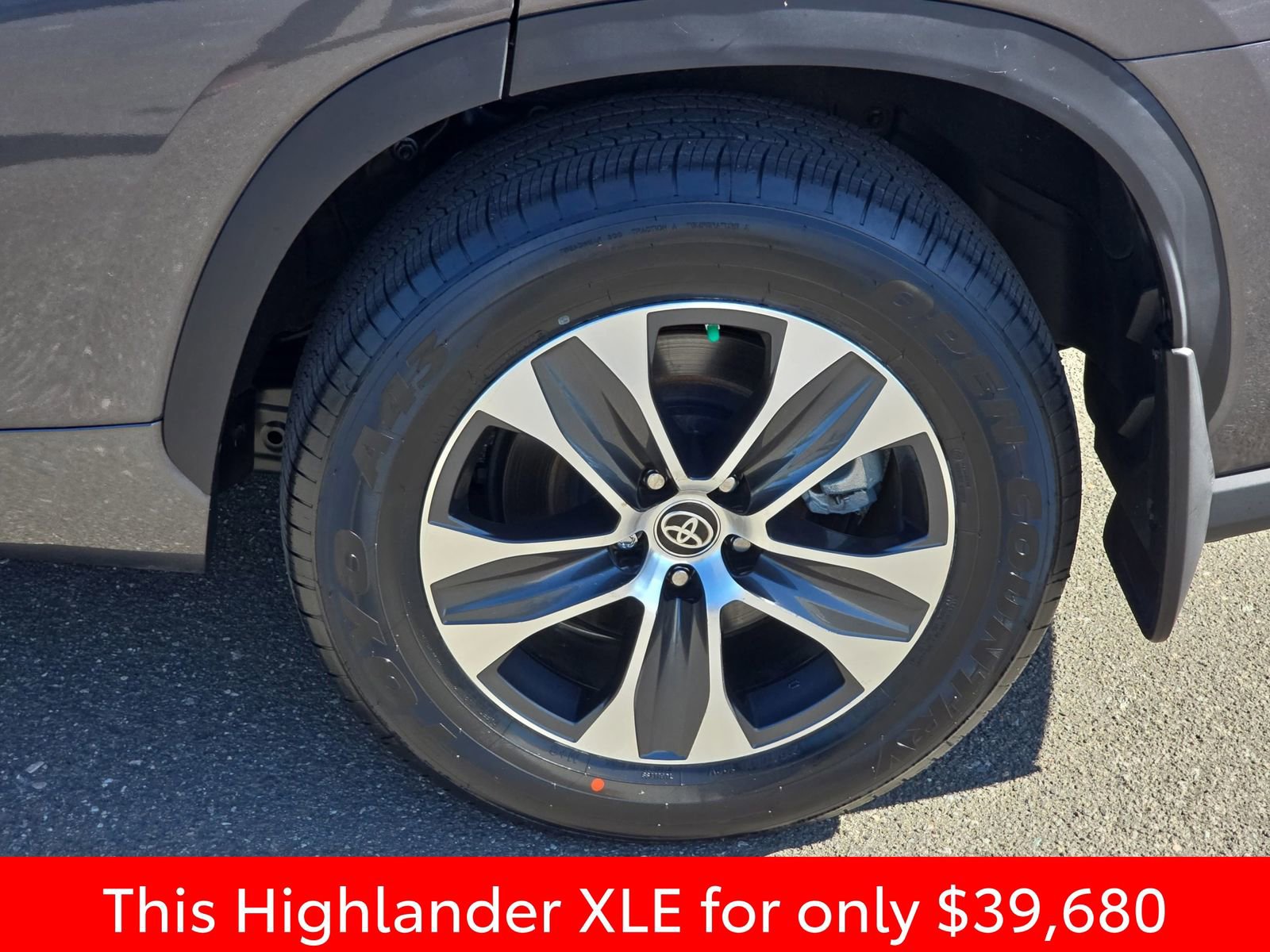 Used 2024 Toyota Highlander XLE image 42