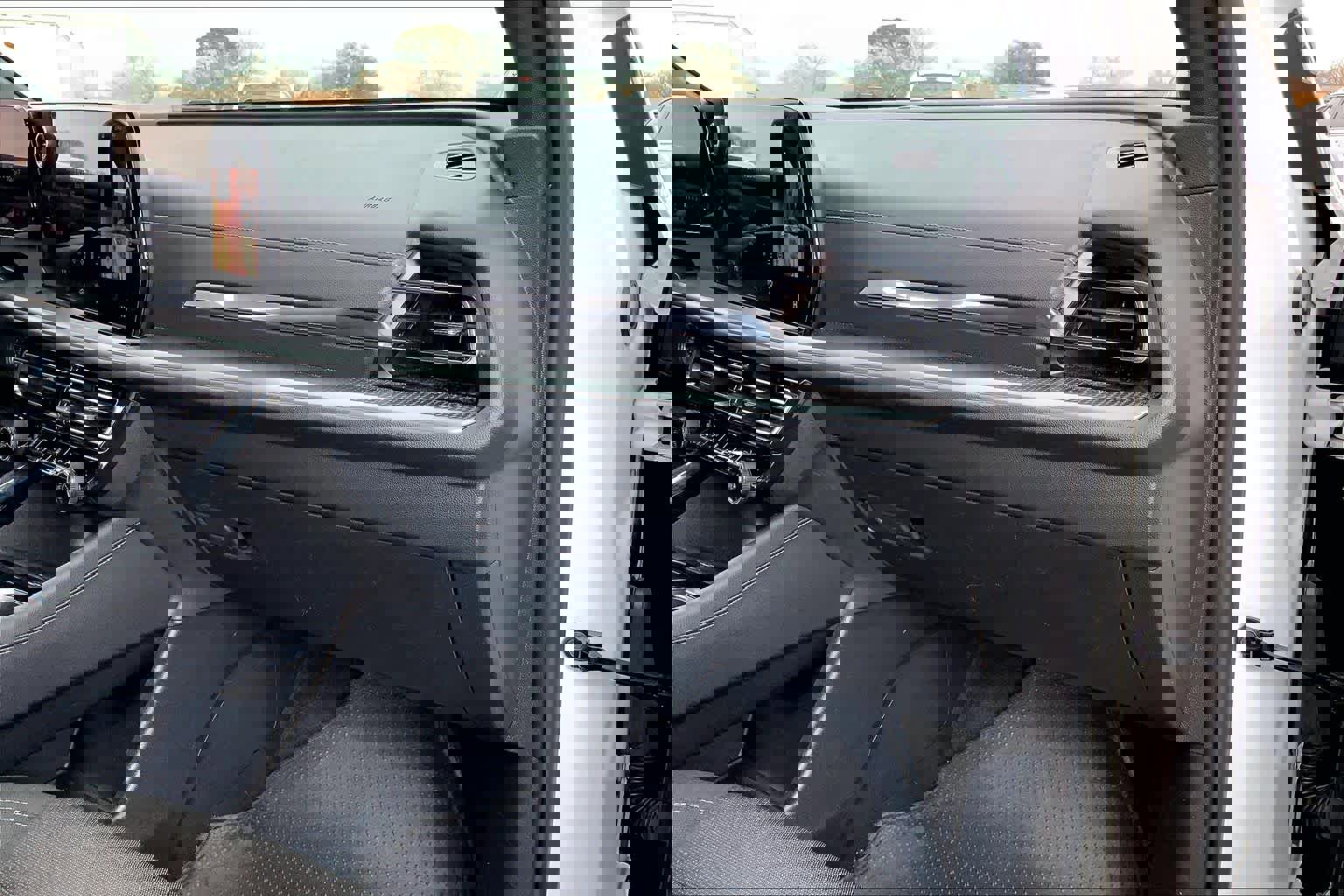 Used 2025 Chevrolet Traverse LT image 18