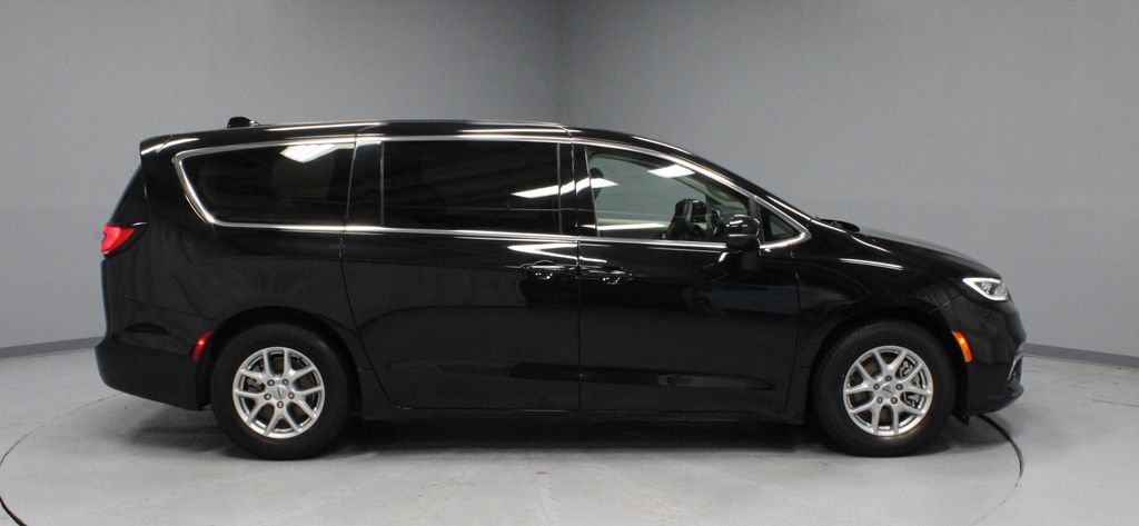 Used 2024 Chrysler Pacifica Touring-L FWD image 11