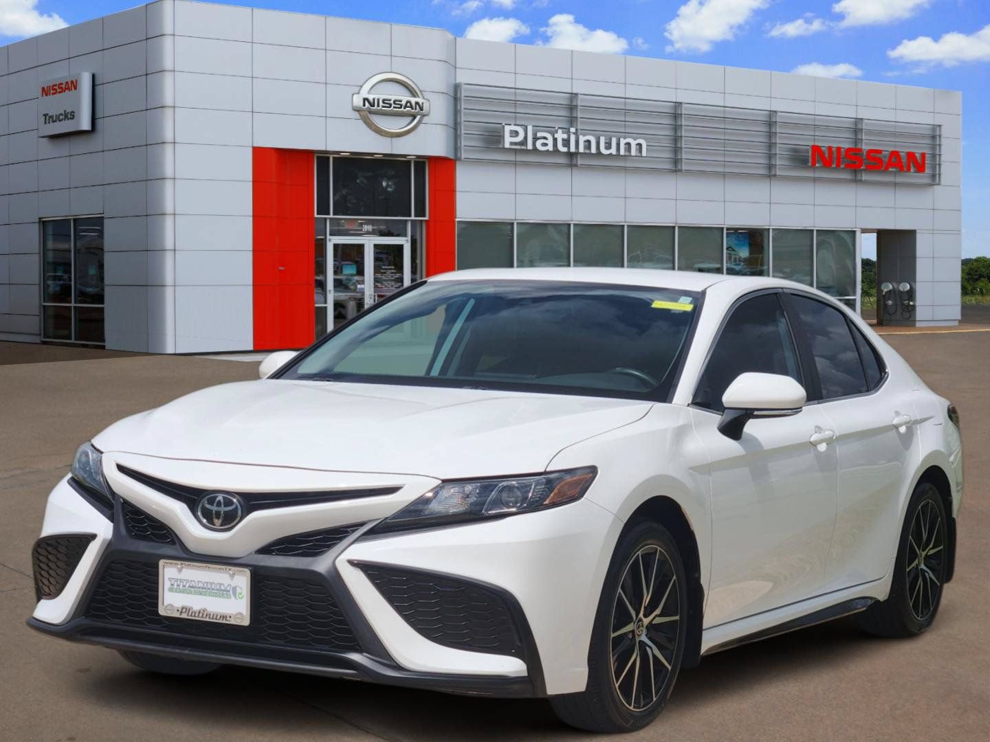 Used 2023 Toyota Camry SE w/ Convenience Package FWD image 2
