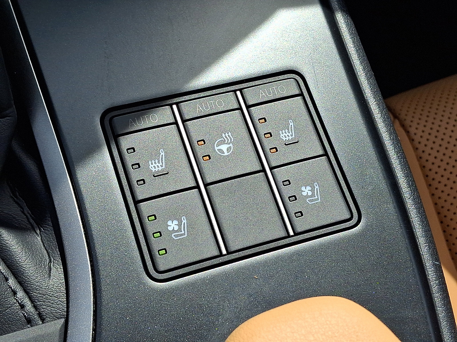 Used 2024 Lexus UX 250h AWD w/ Premium Package image 24