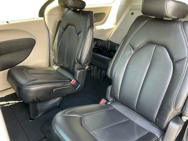 Used 2023 Chrysler Pacifica Touring-L FWD image 16