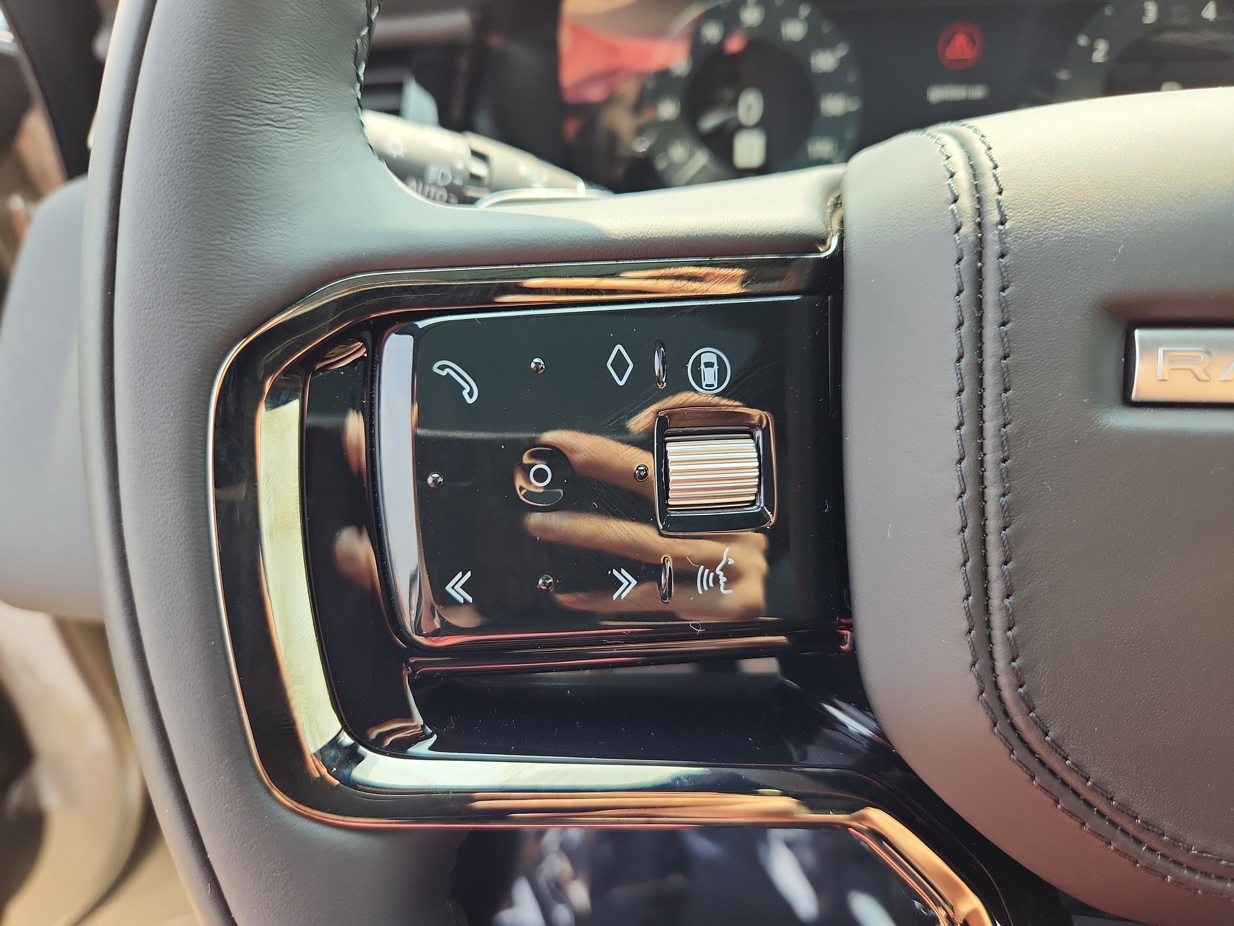 New 2026 Land Rover Range Rover Velar Dynamic SE image 19