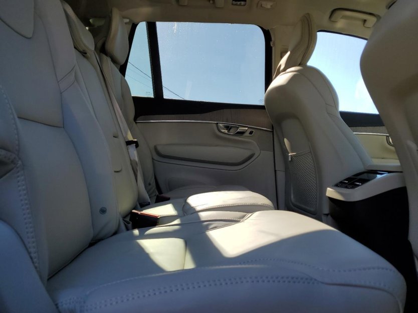Used 2025 Volvo XC90 B6 Ultra w/ Protection Package image 9