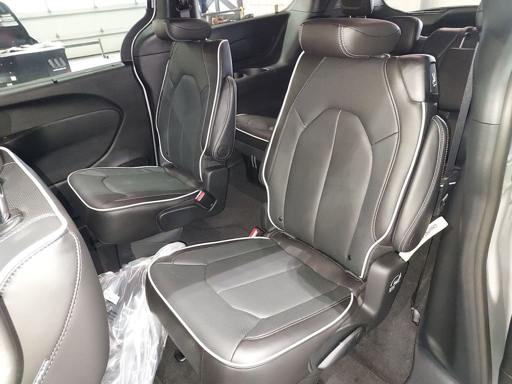 New 2026 Chrysler Pacifica Limited w/ S Appearance Package FWD image 29
