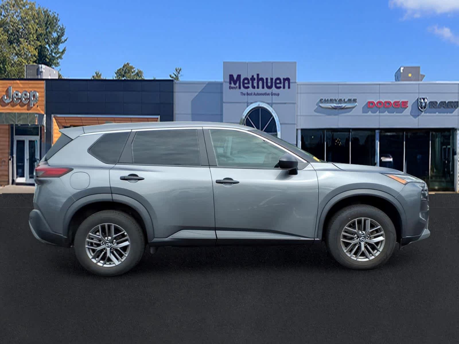 Used 2023 Nissan Rogue S AWD/4WD image 3