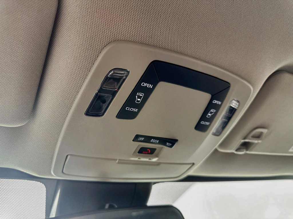 Used 2025 Toyota Sienna LE FWD image 35