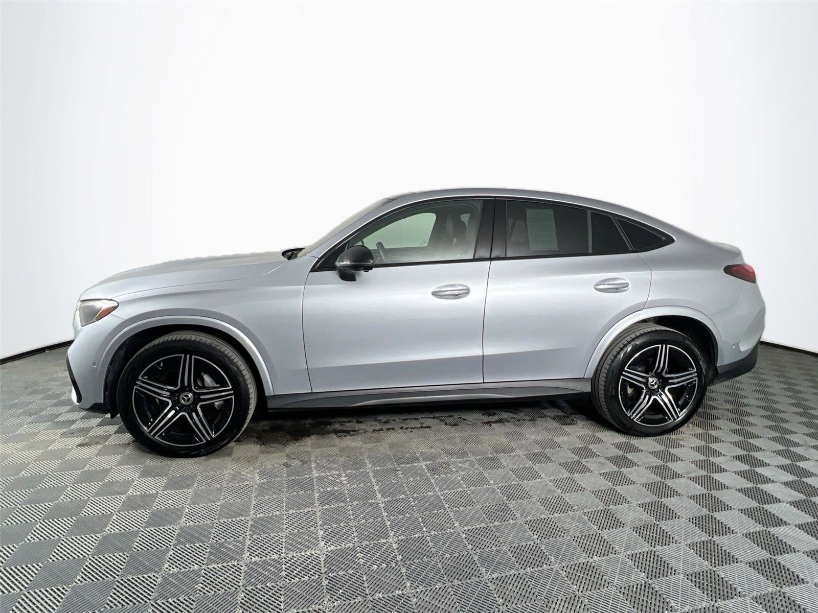 Used 2024 Mercedes-Benz GLC 300 4MATIC image 3