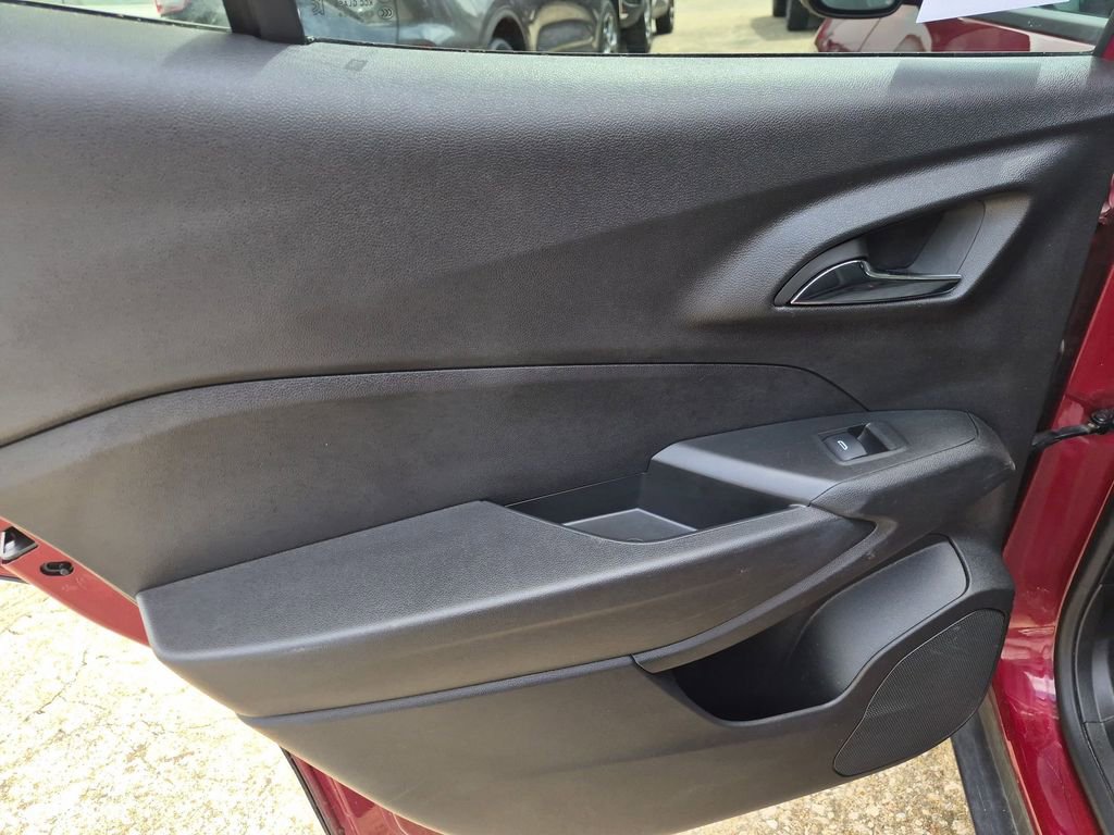 Used 2025 Chevrolet Trax LT w/ LT Convenience Package FWD image 22