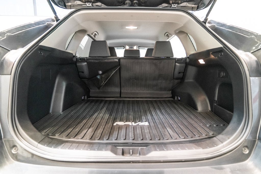 Used 2021 Toyota RAV4 XLE AWD/4WD image 32