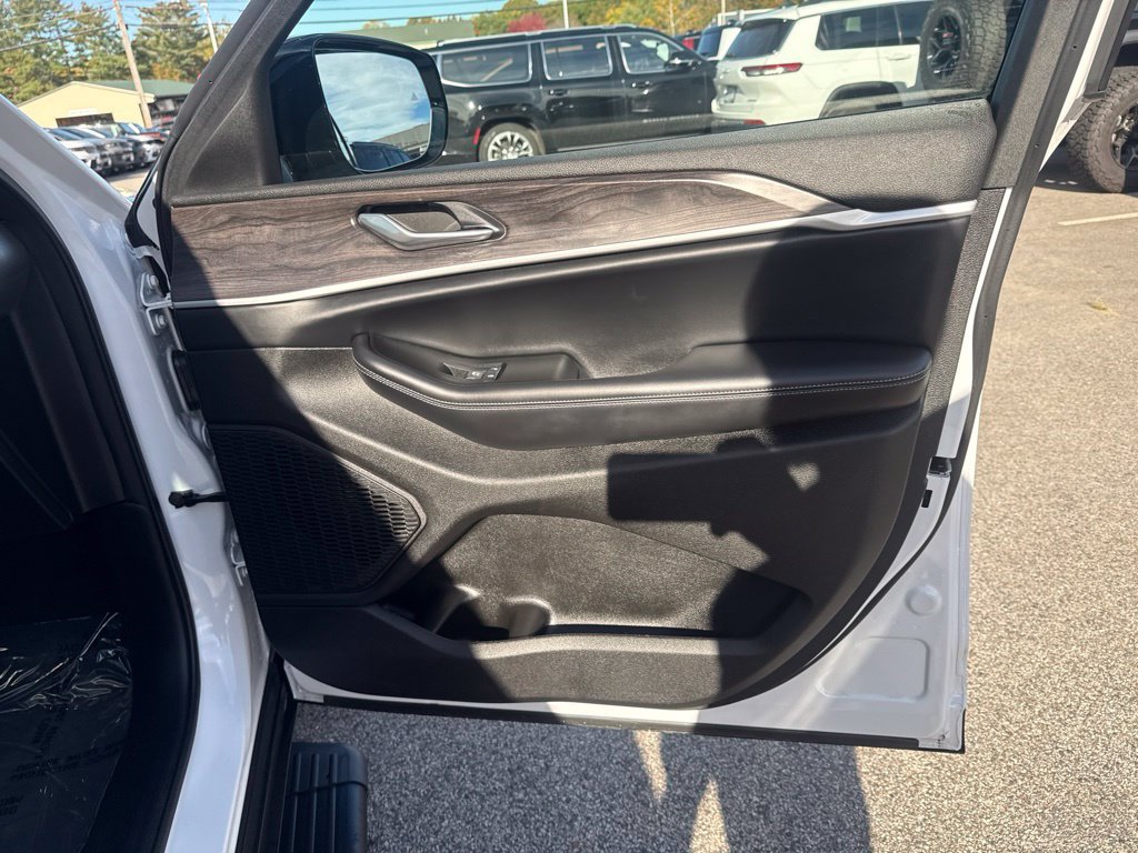 Certified 2025 Jeep Grand Cherokee Limited AWD/4WD image 29