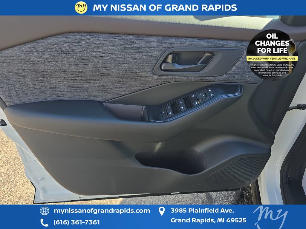 Used 2023 Nissan Rogue S AWD/4WD image 11
