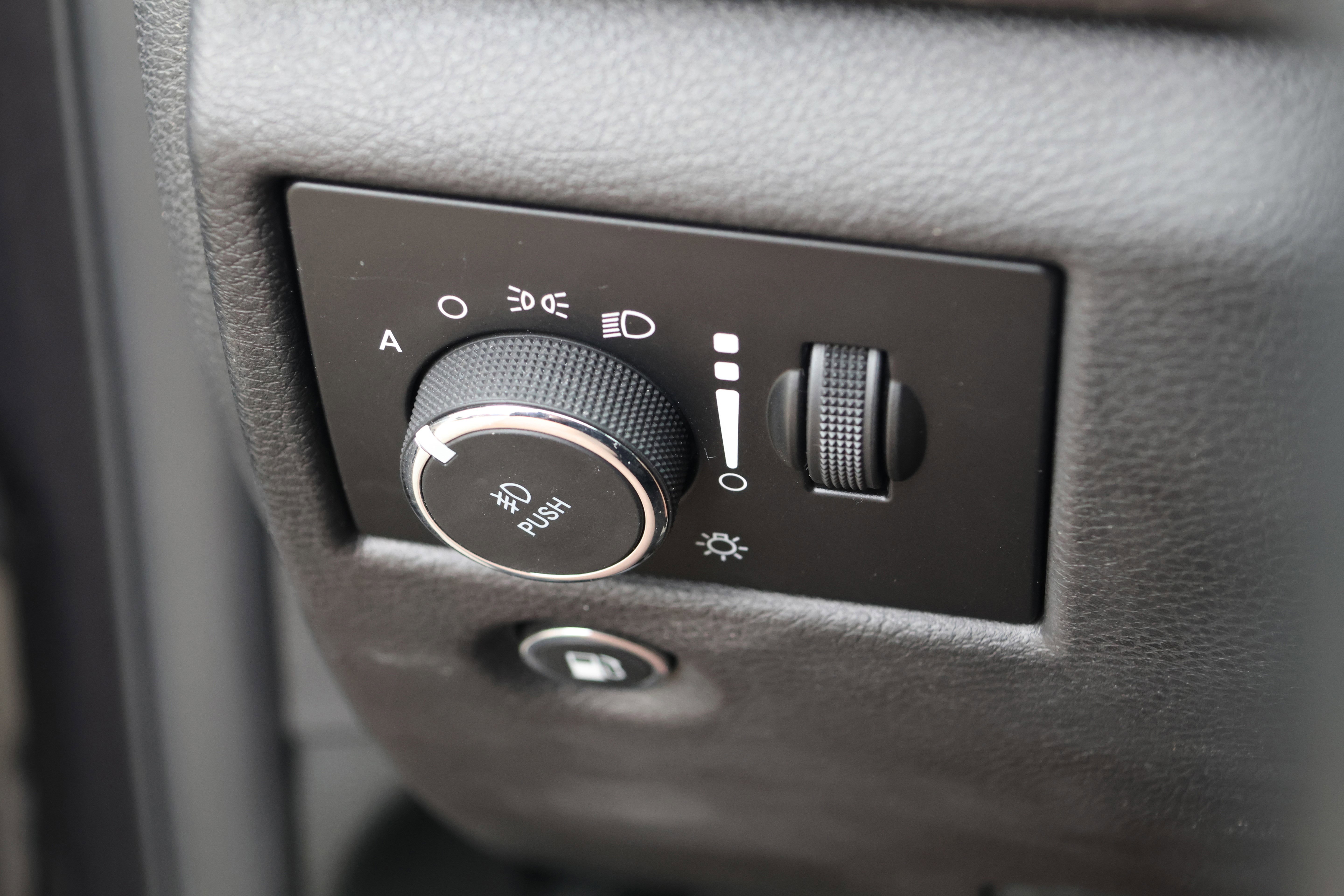 Used 2018 Jeep Grand Cherokee Altitude RWD image 14