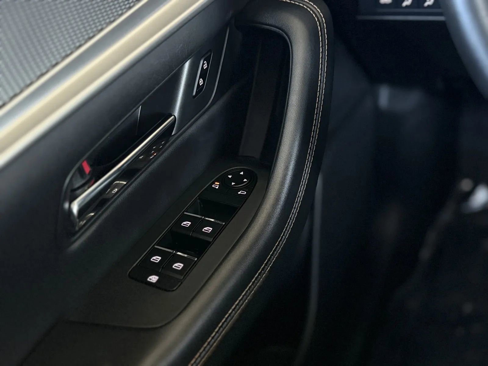 Used 2025 MAZDA CX-70 Plug-In Hybrid w/ Premium Pkg image 24