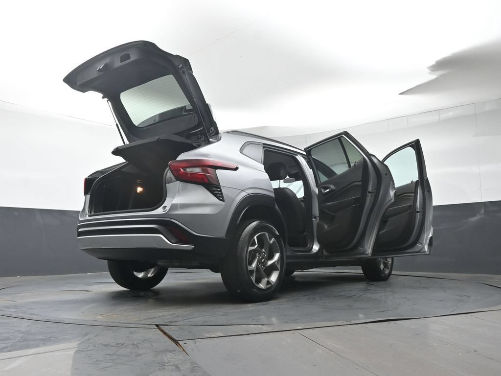 Used 2025 Chevrolet Trax LT FWD image 43