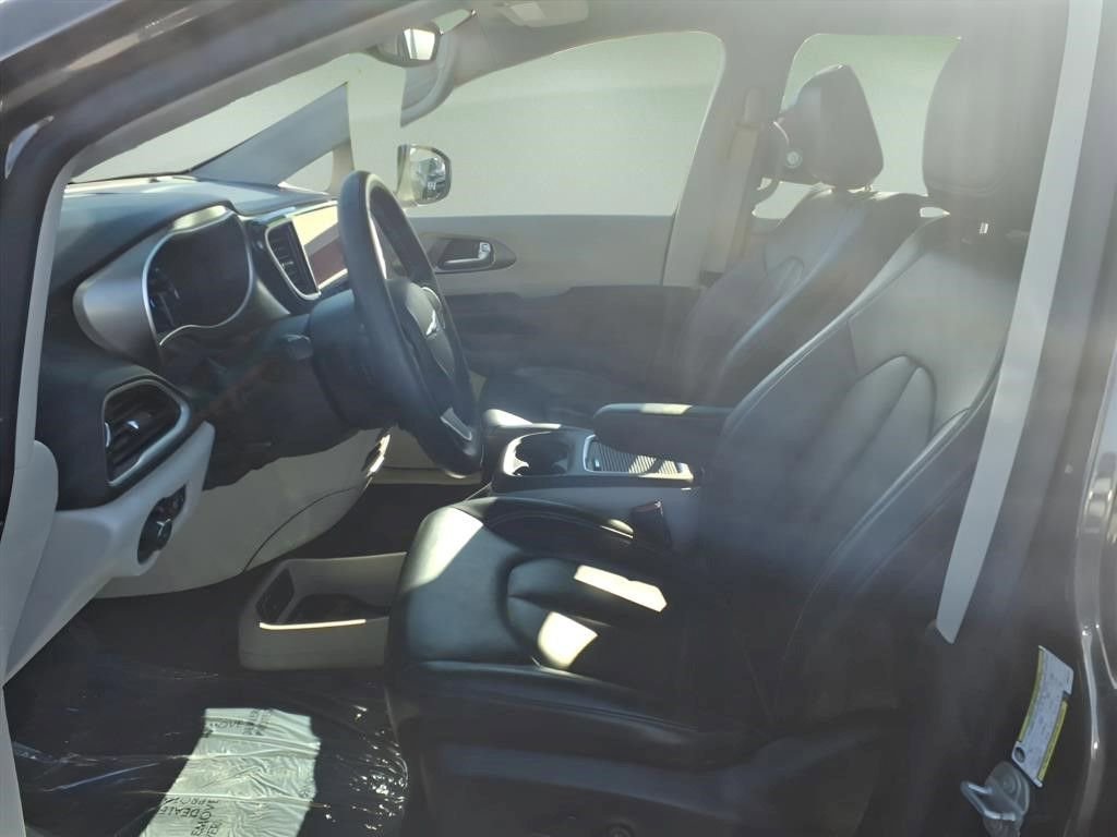 Used 2023 Chrysler Pacifica Touring-L FWD image 4