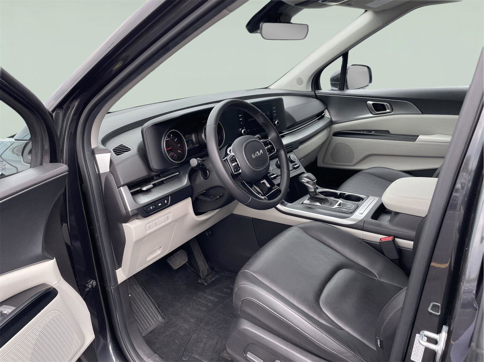Used 2024 Kia Carnival LX FWD image 11