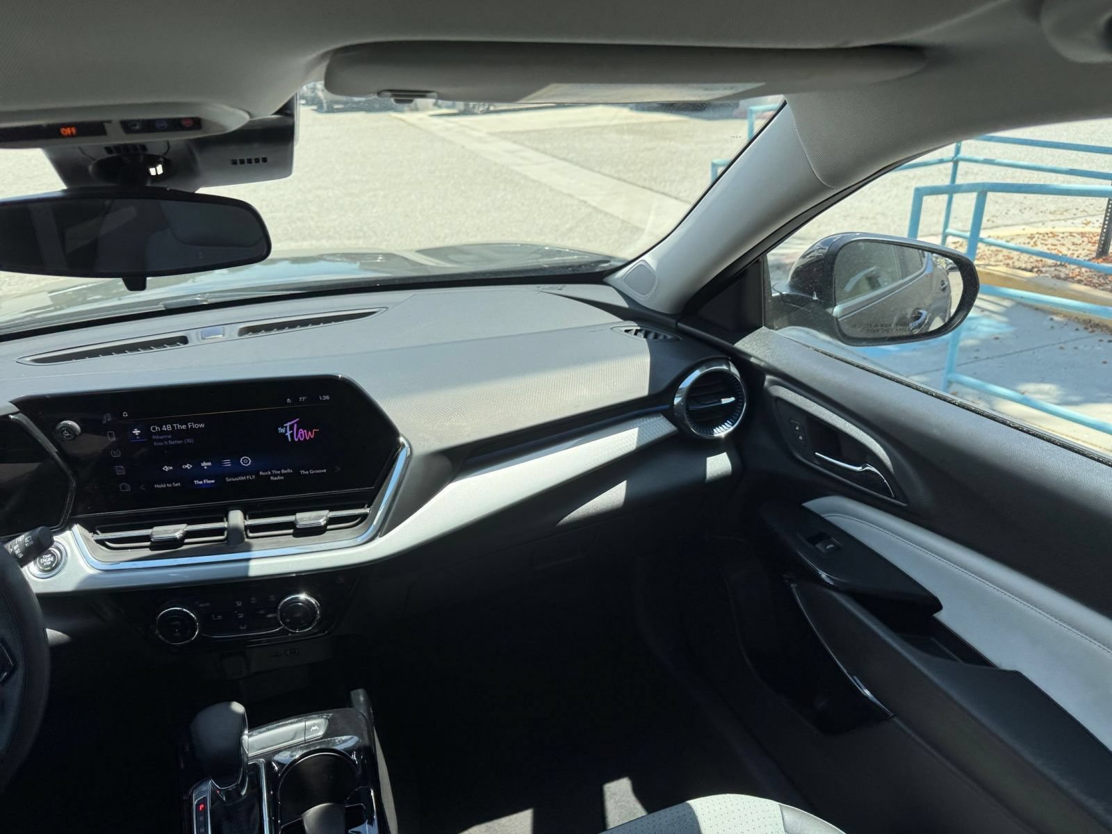 Used 2025 Chevrolet Trax LT FWD image 35