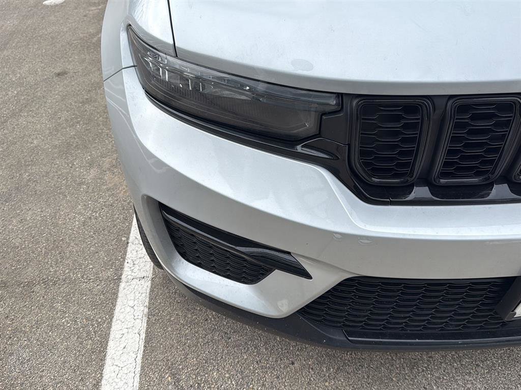 Used 2024 Jeep Grand Cherokee Limited w/ Black Appearance Package image 3