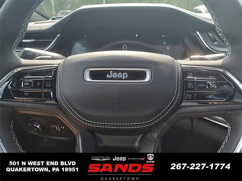 New 2023 Jeep Grand Cherokee Overland w/ Luxury Tech Group IV AWD/4WD image 16