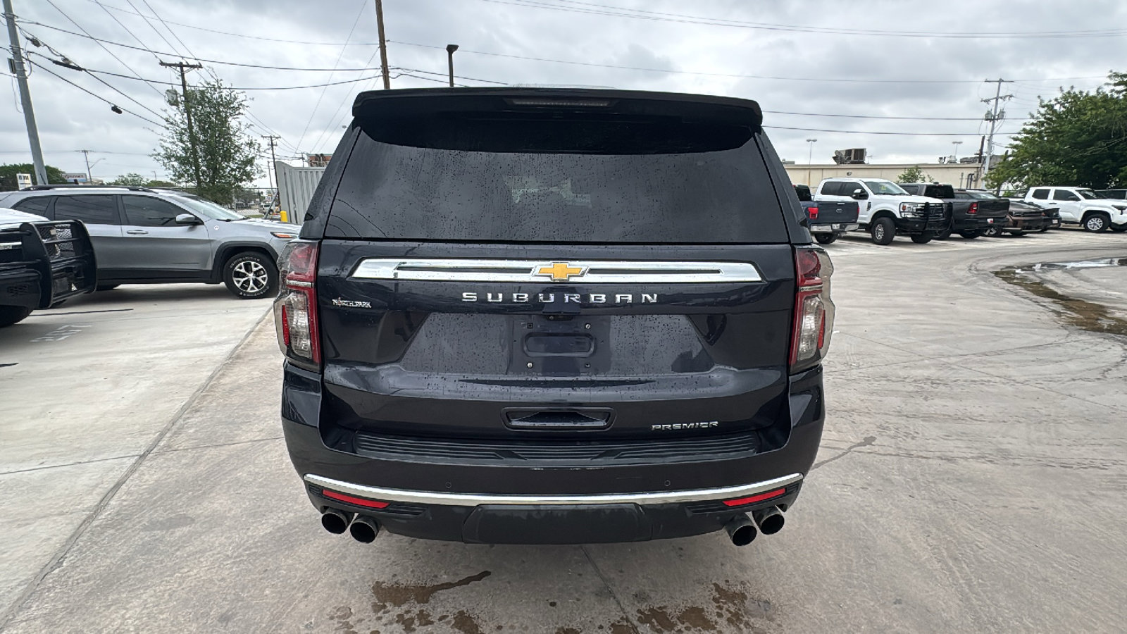 Used 2023 Chevrolet Suburban Premier w/ Premium Package 2 AWD/4WD image 6
