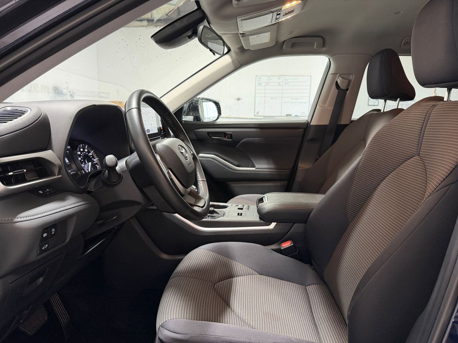 Used 2025 Toyota Highlander LE image 27