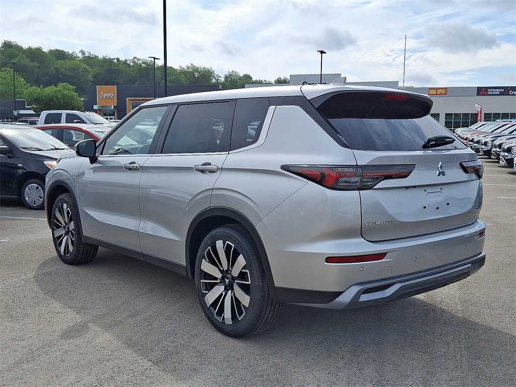New 2025 Mitsubishi Outlander SE image 3