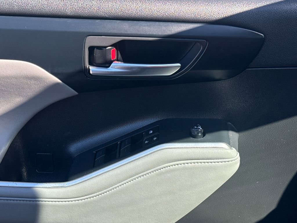 Used 2022 Toyota Highlander XLE AWD/4WD image 37