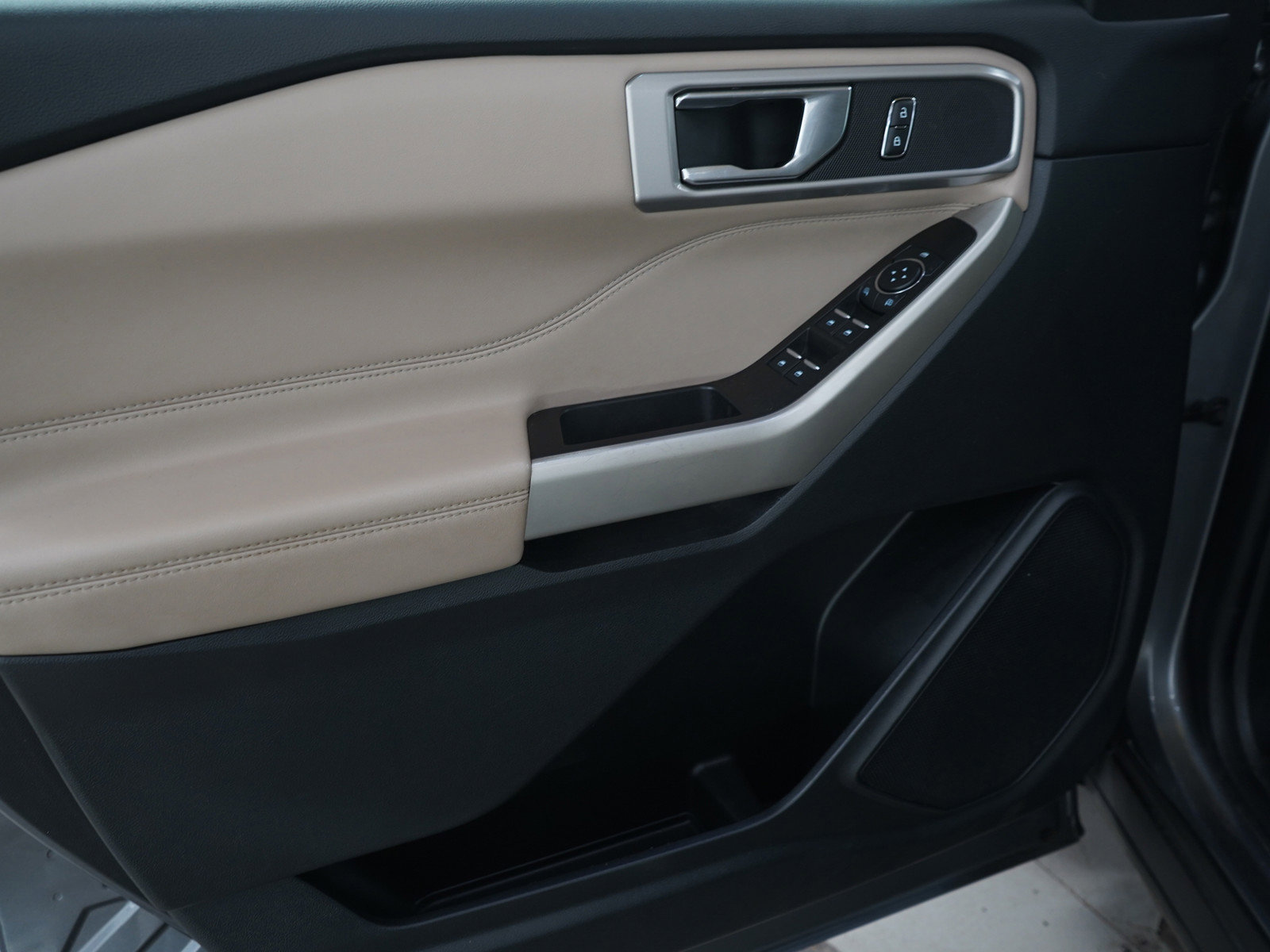 Used 2021 Ford Explorer XLT image 25