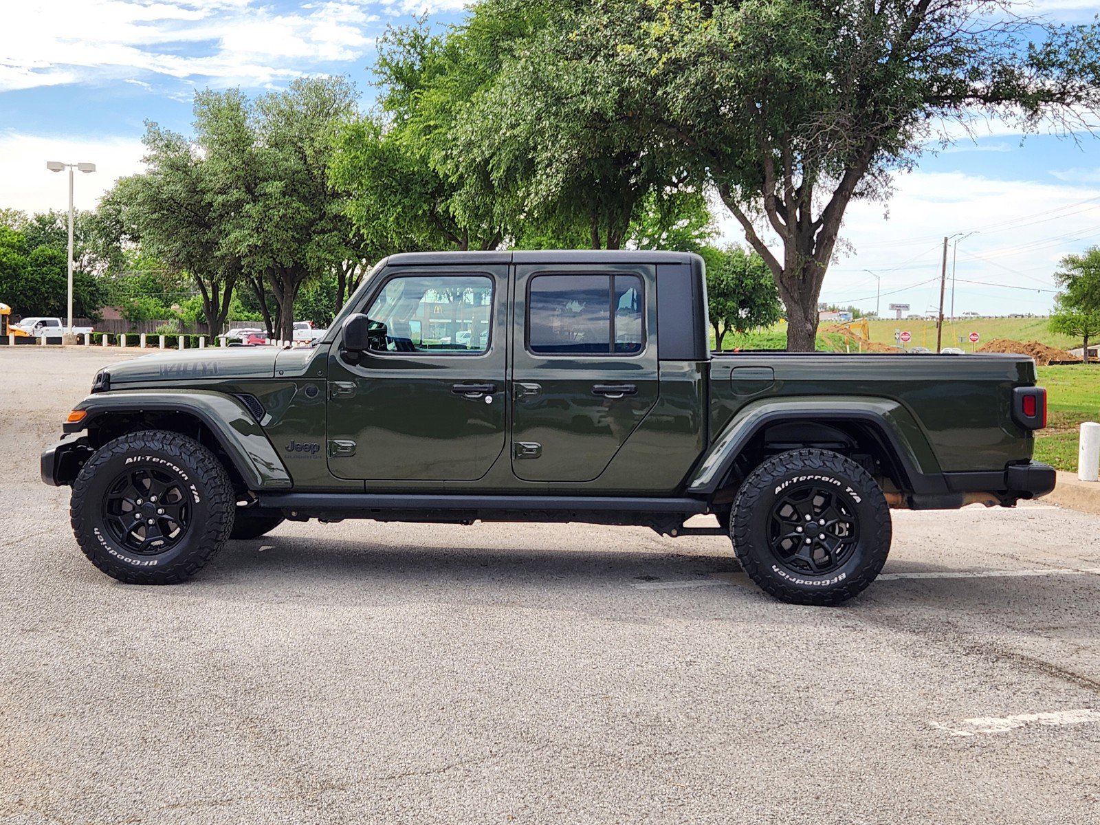 Used 2021 Jeep Gladiator Willys AWD/4WD image 3