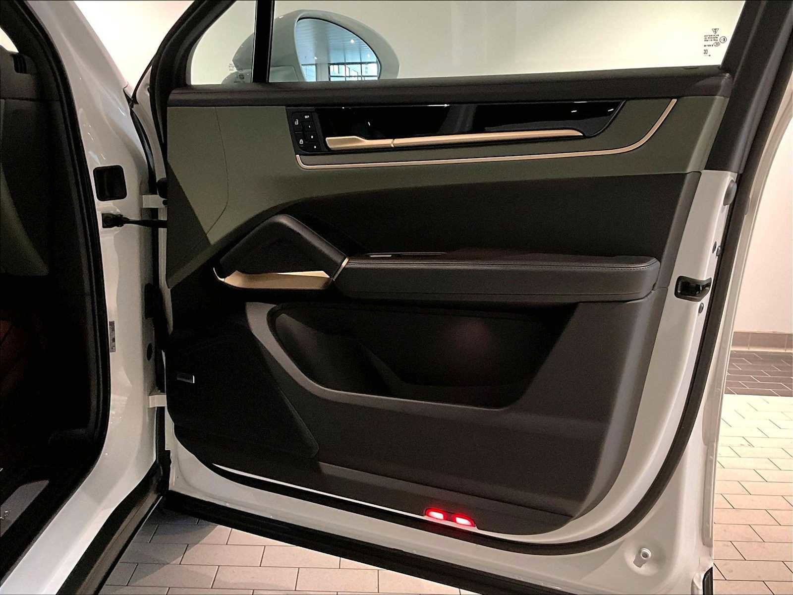 Used 2025 Porsche Cayenne Coupe image 27