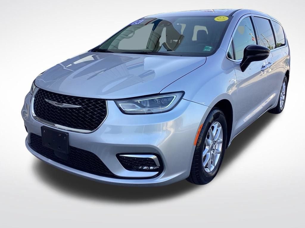 Used 2024 Chrysler Pacifica Touring-L FWD image 5