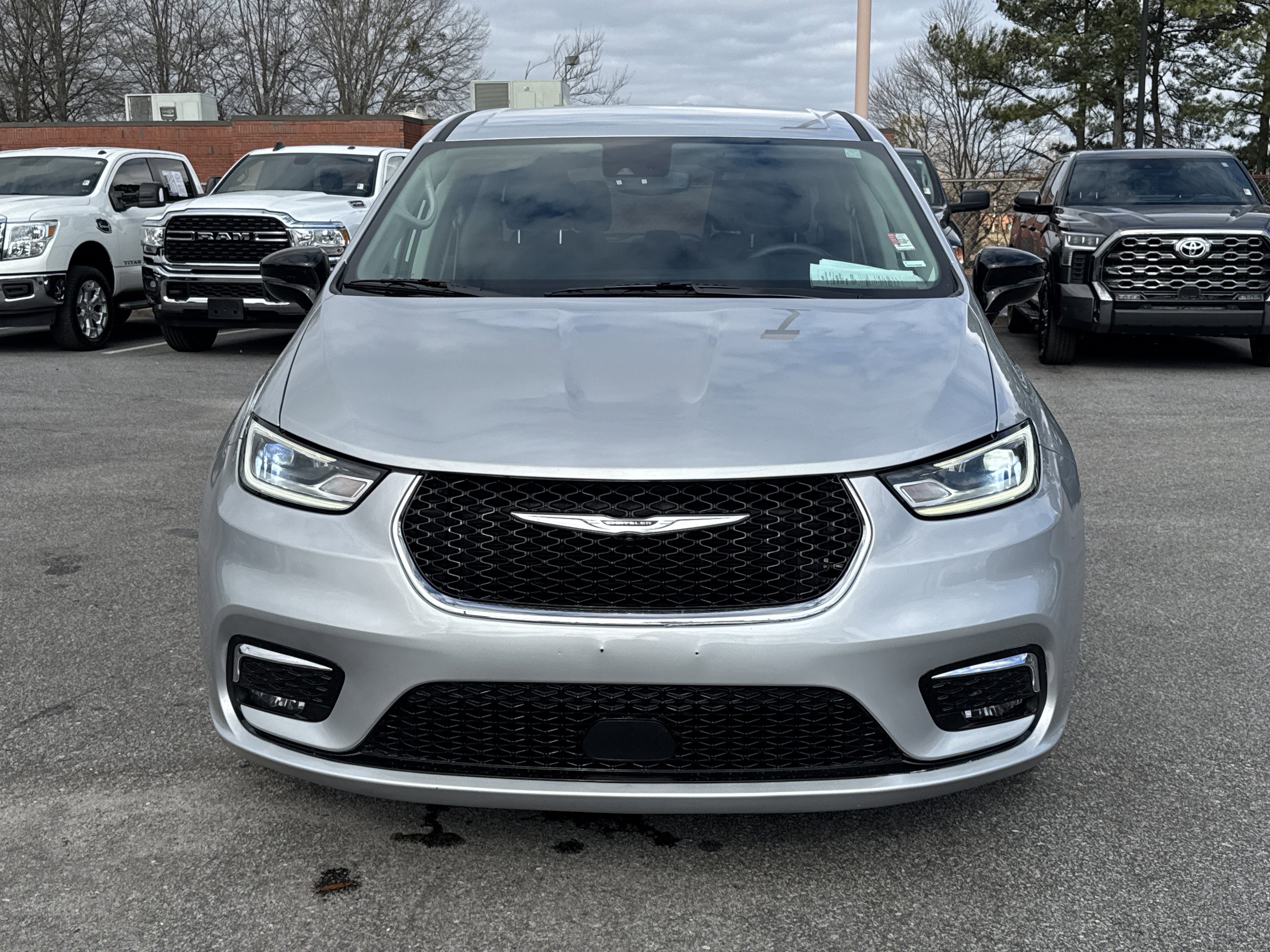 Used 2024 Chrysler Pacifica Touring-L image 3