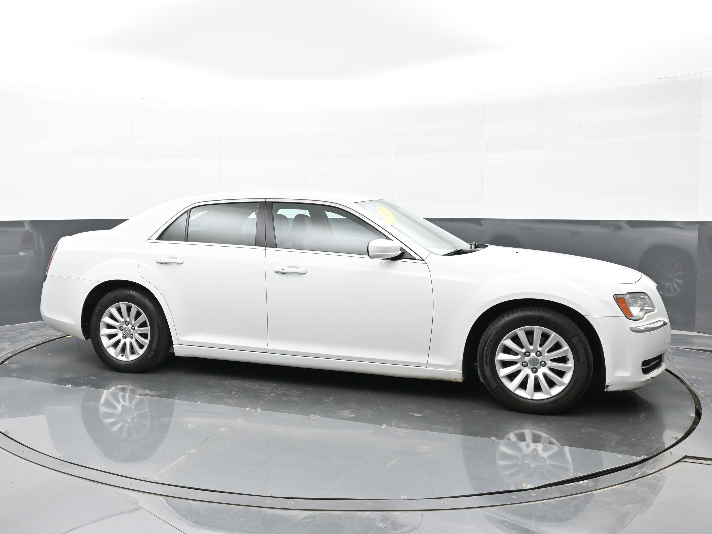 Used 2013 Chrysler 300 RWD image 9